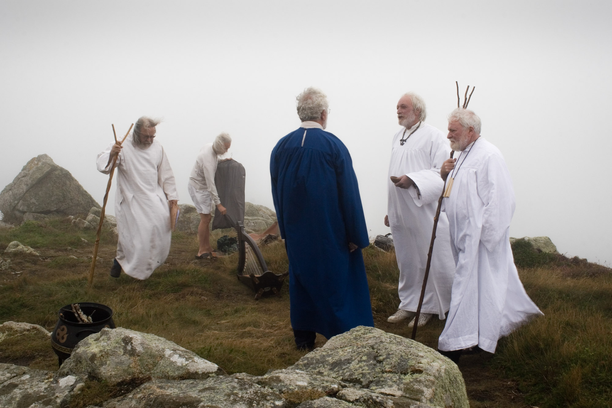Quelques membres d'un ancien groupe de néo-druides bretons officiant vers Quimperlé.